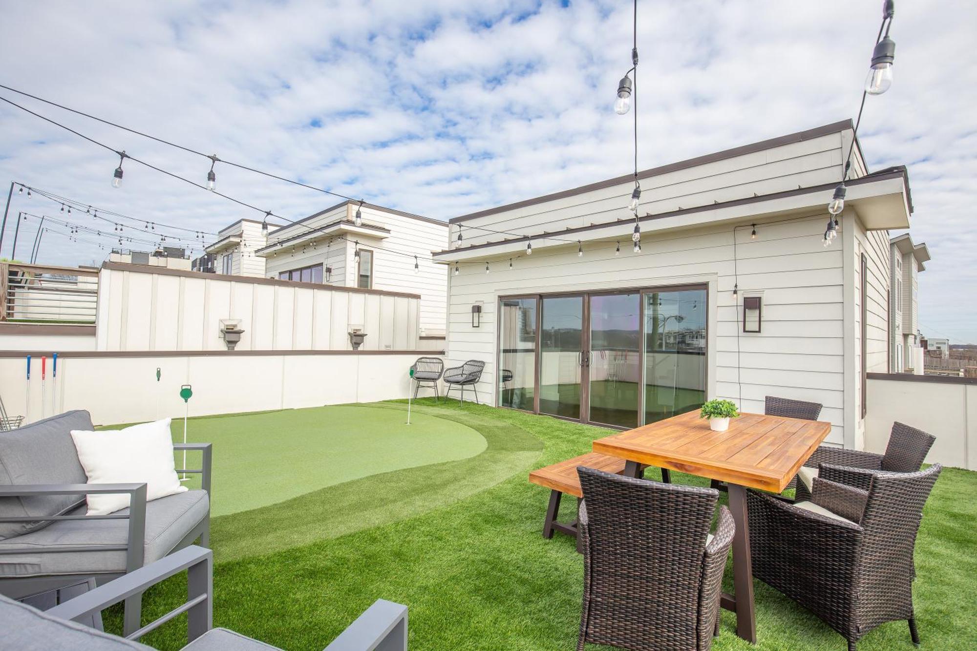 Whiskey House With Rooftop Golf, City Views! 8Min To Downtown! Sleeps 9! Nashville Bagian luar foto