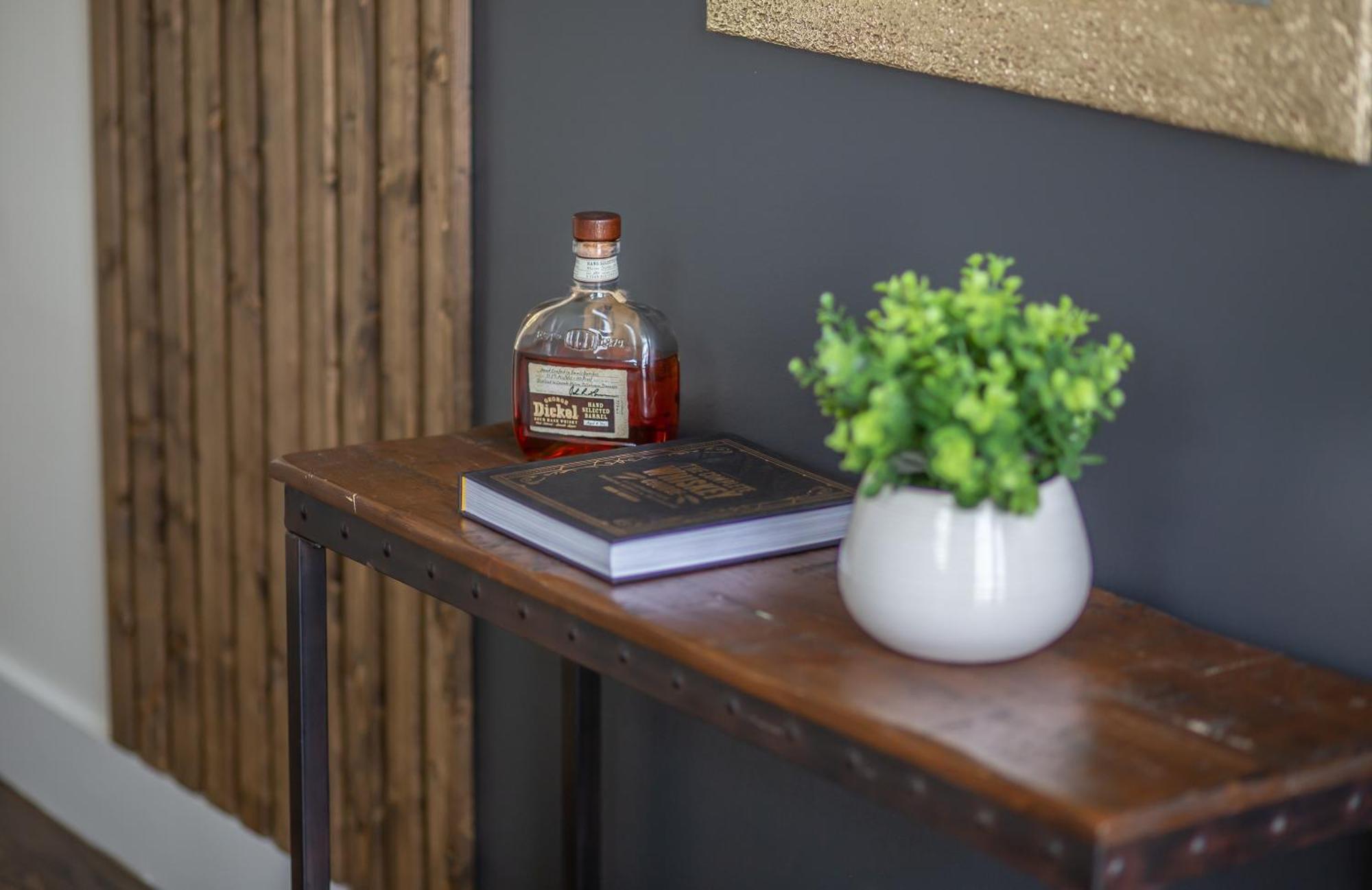 Whiskey House With Rooftop Golf, City Views! 8Min To Downtown! Sleeps 9! Nashville Bagian luar foto